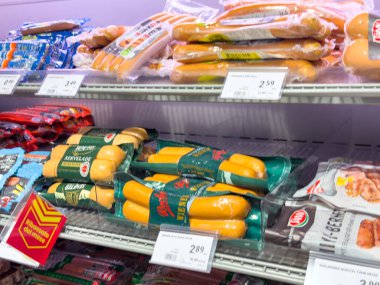 Gemona, İtalya - 24 Eylül 2025: Paketlenmiş sosisler, farklı marka ve kolay seçilim fiyatlarına sahip süpermarket raflarında düzgün bir şekilde düzenlendi