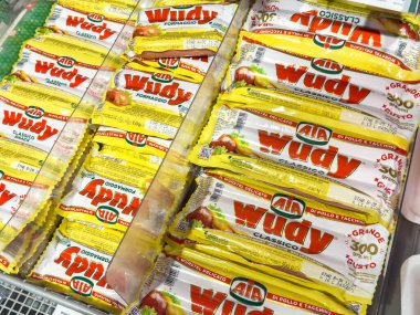 Gemona, İtalya - 24 Eylül 2025: AIA Wudy klasik sosisleri bir süpermarket rafında rengarenk ambalajlarını ve tüketicilere hitap eden düzgünce düzenlenmiştir