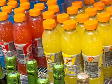 Gemona, İtalya - 24 Eylül 2025: Rafta çeşitli aromalı Gatorade şişeleri düzenlendi, parlak renkler ve spor meraklıları için susuzluk giderici seçenekler vurgulandı