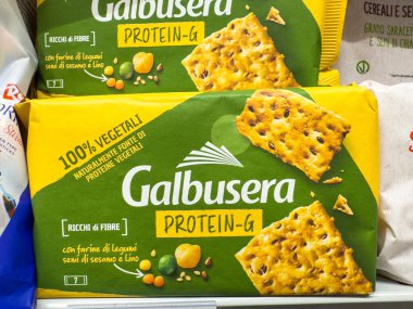 Gemona, İtalya - 24 Eylül 2025: Galbusera Protein-G ambalajı baklagillerden ve tohumlardan yapılmış besleyici krakerler sergiliyor, sağlık ve refahı vurguluyor