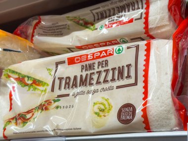 Gemona, İtalya - 24 Eylül 2025: Despar tramezzini ekmek ambalajı açık bir şekilde bir süpermarket rafında sergileniyor, taze malzemelerini ve canlı tasarımını ön plana çıkarıyor