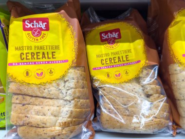 Gemona, İtalya - 24 Eylül 2025: Schar glütensiz tahıl ekmeği sağlıklı alışverişçiler için marka ve ürün bilgilerini vurguluyor