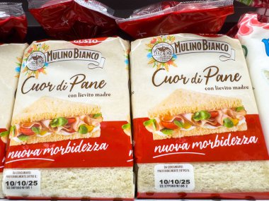 Gemona, İtalya - 24 Eylül 2025: Mağaza rafında Mulino Bianco Cuor di Pane ekmek paketi, alışveriş yapanlar için taze malzemeler ve canlı renkler vurgulanıyor