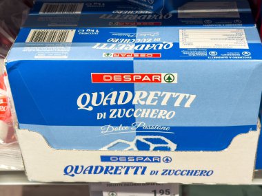 Gemona, İtalya - 24 Eylül 2025: DESPAR küp şeker paketleri parlak mavi bir tasarım ve açık ürün bilgisinin yer aldığı bir süpermarket rafında belirgin bir şekilde sergilenmektedir