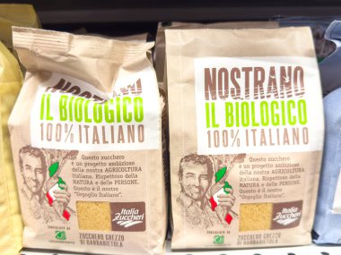 Gemona, İtalya - 24 Eylül 2025: İtalyan Zuccheri 'den gelen organik şeker torbaları İtalyan mirasını ve canlı markalaşma ile sürdürülebilir tarıma bağlılığı vurguluyor