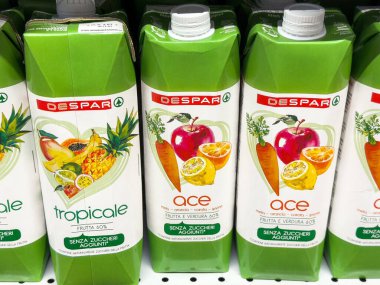 Gemona, İtalya - 24 Eylül 2025: Tropikal ve ACE aromalı Despar meyve suyu kutuları bir süpermarket rafında renklendirilmiş ambalajlar ve sağlıklı seçenekler vurgulanıyor