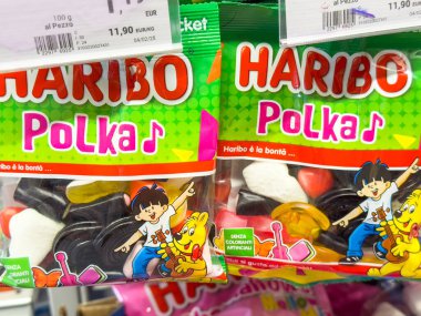 Gemona, İtalya - 24 Eylül 2025: Haribo Polka şeker torbaları neşeli resimli renkli şekerleri, şeker meraklıları ve canlı pazarlama için mükemmel