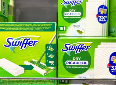 Gemona, İtalya - 24 Eylül 2025: Perakende sahanlıktaki temizlik malzemeleri, verimli ev temizliği görevleri için kuru temizleme ve paspas vurgulanması