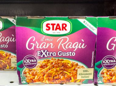 Gemona, İtalya - 24 Eylül 2025: STAR Gran Ragu Extra Gusto ambalajı süpermarket raflarında zengin tatlar ve canlı renklerle İtalyan mutfağını ön plana çıkarıyor