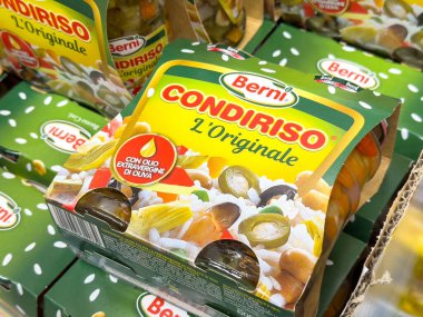 Gemona, İtalya - 24 Eylül 2025: Berni Condiriso 'nun orijinal ambalajı açık bir şekilde süpermarket rafında sergilenmekte, canlı malzemeleri ve çekici tasarımı vurguluyor