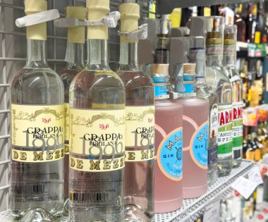 Gemona, İtalya - 24 Eylül 2025: Grappa ve çeşitli ruhlar, müşteriler için mevcut seçenekleri vurguluyor