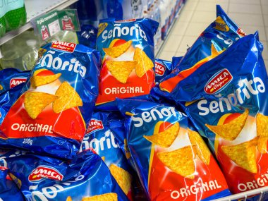 Gemona, İtalya - 24 Eylül 2025: Amica Senorita orijinal tortilla cipsleri bir süpermarket rafında sergileniyor, parlak ambalajlar ve çekici atıştırmalık seçenekleri sunuluyor