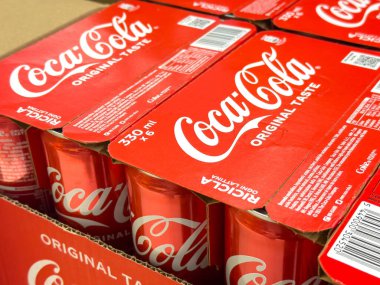 Gemona, İtalya - 24 Eylül 2025: Karton bir kutuda altı kutu Coca-Cola, ikonik kırmızı markalaşma ve ferahlatıcı içecek cazibesini vurguluyor