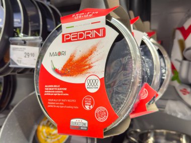 Gemona, İtalya - 24 Eylül 2025: Pedrini Maori yemek malzemeleri mağaza raflarında renkli ambalajlar, aşçılık meraklıları için yenilikçi tasarımı vurguluyor