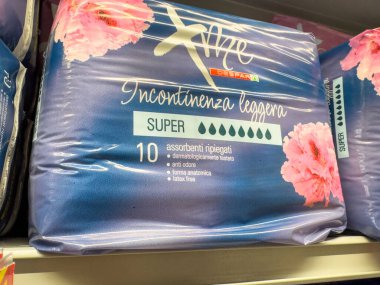 Gemona, İtalya - 24 Eylül 2025: X-Tree hafif idrar tutamama pedleri, çiçek paketleme ve ürün bilgilerini gösteren bir süpermarket rafında düzgünce düzenlenmiştir