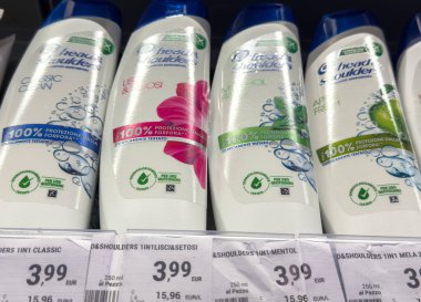 Gemona, İtalya - 24 Eylül 2025: Kafa ve Omuz şampuan ürünleri farklı kokuları ve çevre dostu ambalajları ön plana çıkaran bir rafa yerleştirildi