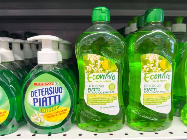 Gemona, İtalya - 24 Eylül 2025: Parlak yeşil renklere ve limon kokusuna sahip β vivo ve Despar markalarının yer aldığı bir perakende satış rafında bulaşık sıvıları sergilendi