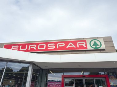 Gemona, İtalya - 24 Eylül 2025: Eurospar süpermarket dışı modern tasarım, büyük cam pencereler ve göz alıcı tabelalar, davetkar bir alışveriş atmosferi yaratıyor