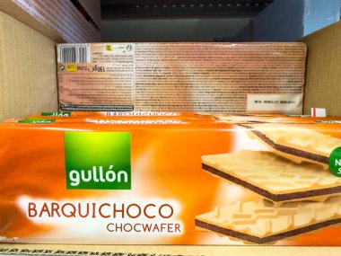 Gemona, İtalya - 24 Eylül 2025: Gullon Barquichoco çikolataları bir rafta güzelce düzenlenerek, cazip paketleme ve lezzetli tatlı ikramlarının altını çiziyor