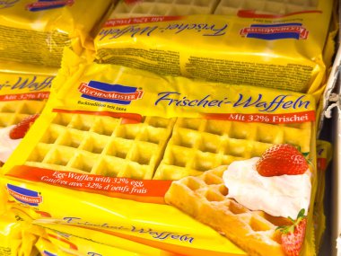 Gemona, İtalya - 24 Eylül 2025: Çilekli ve kremalı Kuchenmeister yumurtalı waffle paketleri, tatlı sevenler ve abur cubur sevenler için ideal
