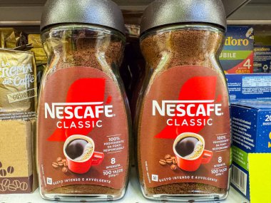 Gemona, İtalya - 24 Eylül 2025: Nescafe Klasik kahve kavanozları, zengin aromalarını ve kalitelerini ön plana çıkaran bir süpermarket rafında sergileniyor