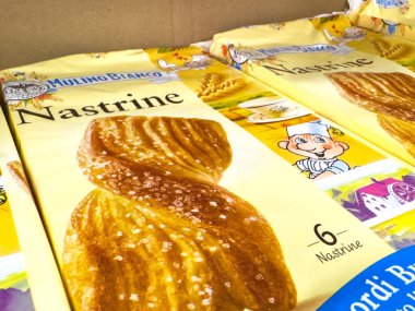 Gemona, İtalya - 24 Eylül 2025: Mulino Bianco Nastrine hamur işi paketleri, bu popüler İtalyan lezzetinin büyüleyici tasarımı ve canlı renklerini vurgulayarak güzel bir şekilde düzenlendi