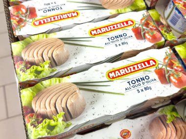 Gemona, İtalya - 24 Eylül 2025: Maruzzella konserve ton balığı ambalajı bir markette sergileniyor, taze malzemeler ve çekici tasarım ön plana çıkarılıyor