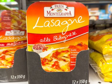 Gemona, İtalya - 24 Eylül 2025: Süpermarket rafında Montegrappa Lasagne alla Bolognese ambalajı, parlak renkler ve yemek severlere hitap eden görseller