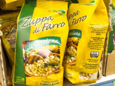 Gemona, İtalya - 24 Eylül 2025: Zuppa di Farro çorba karışımı ambalajı açık bir şekilde bir süpermarket rafında sergilenmektedir, parlak renkler ve cezbedici görüntüler içermektedir
