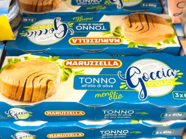 Gemona, İtalya - 24 Eylül 2025: Maruzzella zeytinyağında konserve ton balığı süpermarket rafında güzelce düzenlenmiştir, çekici ambalaj ve markalaşmasını ön plana çıkarmaktadır