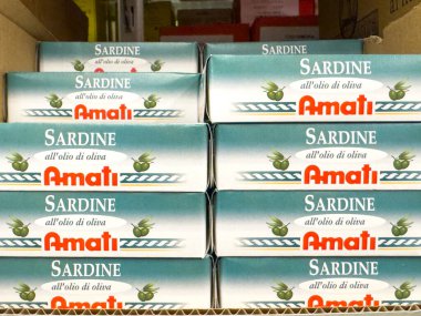 Gemona, İtalya - 24 Eylül 2025: Amati 'den gelen sardalya konserveleri renkli ambalaj ve ürün detaylarını vurgulamak üzere bir market rafına yerleştirildi