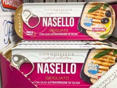 Gemona, İtalya - 24 Eylül 2025: Deniz ürünleri koleksiyonunda Nasello Grigliato konserveleri sergilenmekte, zengin lezzetler ve gurme yemekleri için sağlıklı malzemeler ön plana çıkarılmaktadır