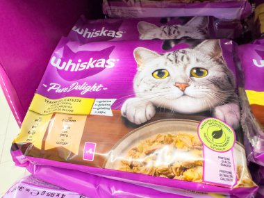 Gemona, İtalya - 24 Eylül 2025: Whiskas kedi maması paketi canlı renklerde sevimli bir kedi gösteriyor, hayvan sahiplerini cezbetmek ve kedi beslenmesini artırmak için mükemmel