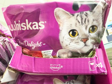 Gemona, İtalya - 24 Eylül 2025: Whiskas kedi maması paketi, evcil hayvan sahiplerini cezbetmek için tasarlanmış çarpıcı sarı gözlü sevimli gri tekir kediyi gösteriyor