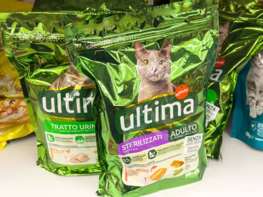 Gemona, İtalya - 24 Eylül 2025: Ultima kedi maması torbaları kaliteli malzemelerle sterilize edilmiş yetişkin formülünü vurguluyor, ideal kedi sağlığı ve beslenme için tasarlanıyor