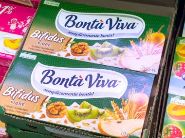 Gemona, İtalya - 24 Eylül 2025: Bonta Viva mısır gevreği kutuları bir süpermarket rafında sergilenmekte, canlı paketler sergilenmekte ve besleyici kahvaltı seçenekleri vurgulanmaktadır