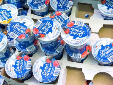 Gemona, İtalya - 24 Eylül 2025: Çeşitli Castel Fiorese yoğurt bardakları canlı ambalajlarını ve lezzetli çilek aromalarını vurgulamak üzere düzgünce sergilenmektedir