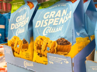 Gemona, İtalya - 24 Eylül 2025: Colussi 'nin Gran Dispensa kurabiyeleri bir rafta güzelce düzenlenmiştir, çekici ambalajları ve davetkar görünüşleri vurgulanmıştır
