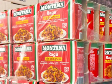 Gemona, İtalya - 24 Eylül 2025: Raflara dizilmiş Montana Ragu alla Bolognese kutuları, zengin renkleri vurgulayarak ve yemek severler için davetkar bir sunum