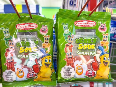 Gemona, İtalya - 24 Eylül 2025: Çılgın Ekşi jelibon karışımı ambalajlar canlı renkler ve oyuncu karakterler, perakende ortamında şeker meraklılarına hitap eden