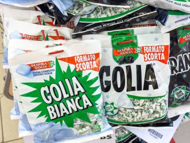 Gemona, İtalya - 24 Eylül 2025: Golia Bianca şeker paketleri parlak renkler ve şeker severler için çekici tasarım içeren bir mağazaya istiflendi