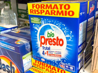 Gemona, İtalya - 24 Eylül 2025: Bio Presto çamaşır deterjanı kutusu bir mağaza rafında sergileniyor, çevre dostu özellikleri ve renkli markalaşma özellikleri vurgulanıyor