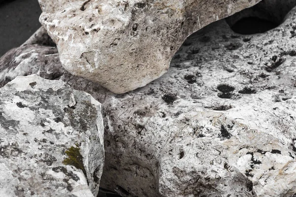 Beyaz taşlar birbirlerinin üstüne yalan