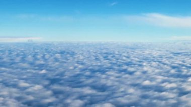 Uçağın uçuşu sırasında porthole'dan parlak bulutların alanına görünüm