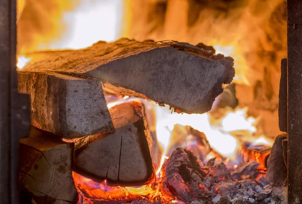 Камин с горящей древесиной — стоковое фото