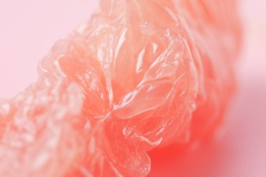 Pastel pembe bir arka plan üzerinde kırmızı greyfurt parça. En az sağlıklı taze meyve. Greyfurt sulu hamuru. Yıl 2019 yaşam mercan en az moda kavramı son moda rengi. Metin için yer kopyalayın.