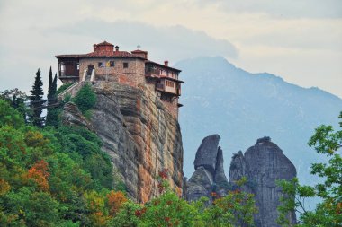 Manastır Meteora Yunanistan. Yaz panoramik manzara çarpıcı. Dağlar ve epik mavi gökyüzü bulutlu yeşil orman görüntüleyin. UNESCO miras listesi nesnesi.