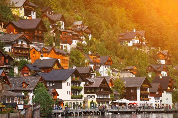 Hallstatt, Avusturya - 29 Eylül 2018: doğal resim-kartpostal görünümü ünlü Hallstatt dağ köyü yaz, Salzkammergut bölge, güzel ışıkta Avusturya Alpleri'nde Hallstatt, Avusturya