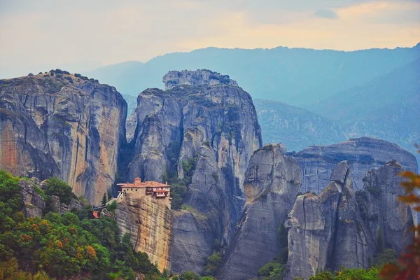 Manastır Meteora Yunanistan. Yaz panoramik manzara çarpıcı. Dağlar ve epik mavi gökyüzü bulutlu yeşil orman görüntüleyin. UNESCO miras listesi nesnesi.