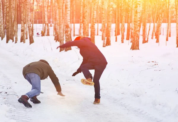 Dwóch Młodych Współczesnego Człowieka Podczas Spaceru Lesie Brzoza Zimą Jeden — Zdjęcie stockowe